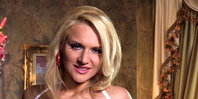 Dolly busts out - Dolly Fox - Scoreland2