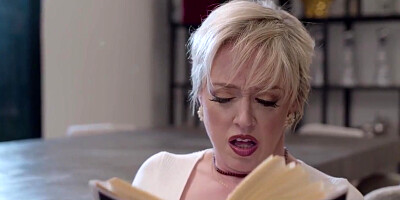 Dee Williams And Sophia Burns In Milf Dee Caught Stepdaughter Sophia Masturbating While Sneakily Doing Same