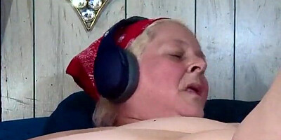 This Needing Fuckslut Uses the Most unusual Things to Get off