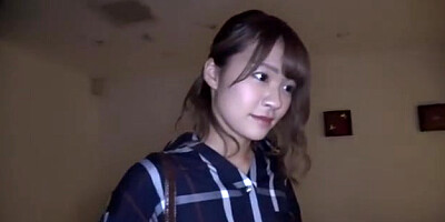 アイドルフェイス美女が濡れながらビッチ感溢れる献身フェラ