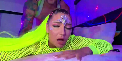 Vivian Taylor - House Girly Drops It Low For The Headliner's Fat Cock f