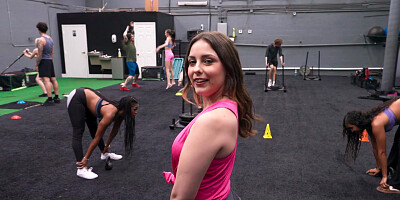 Gigantic cock sucked and screwed by a horny brunette in a gym