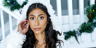 The petite Latina maid Sona Bella wants to serve Oliver Flynn