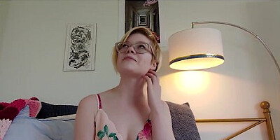 American Hottie Plays With Her Pussy Before Going Anal