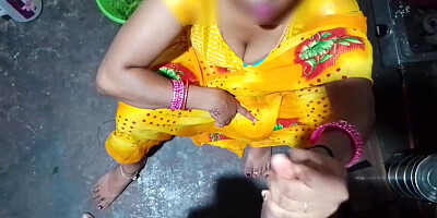 Step-sister-in-law in the kitchen, sister-in-law-in-law took out the water of the bro-in-law's land, flashing fat orbs with her arms Hindi audio.