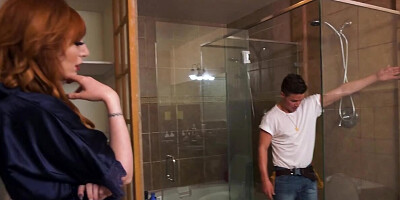 MILF called handyman to be scored by him in the marital bed