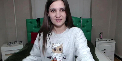 Amateur babe shows ass in leggings on webcam