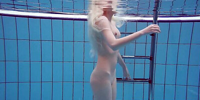 Blooming chickfriend - hd xxx - Underwater Show