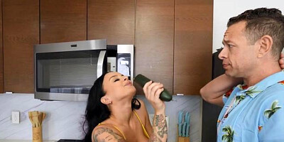 Brazzers Exxtra - Inked Payton Preslee handjob in the bed