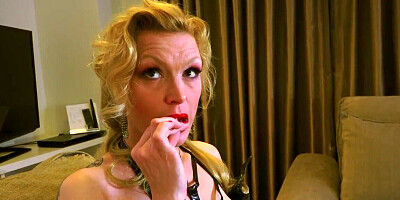 Mature mistress analyzes male slave using a strapon