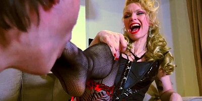 Mature mistress analyzes male slave using a strapon