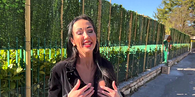 Italian MILF Laura comes to the studio and does it all