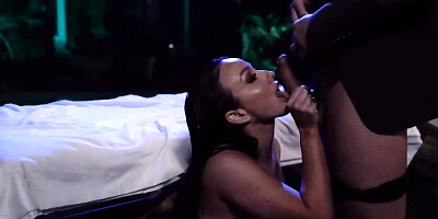 MILF took pity on the inexperienced guy and rode his ccock