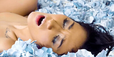 Blue flowers and anal stretching are the best surprises for girl