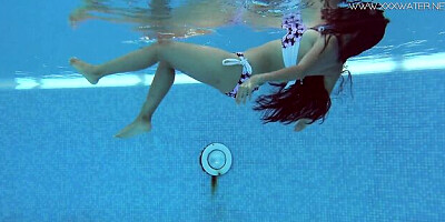 Underwater Show featuring Andreina Deluxe's tight pussy movie