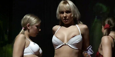Sweet thing's sexshow action