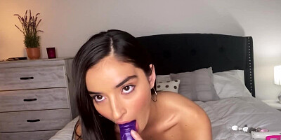 Chick won't finish broadcast till orgasm with sex toys