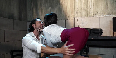 Stunning slut seduces guard to be admitted on new job