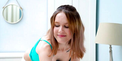 Curvy chick with round bottom Una Fairy stimulates her pussy