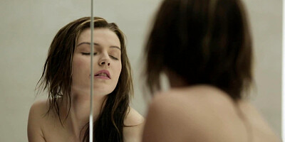 Smiling babe masturbates in the bathroom in HD solo video