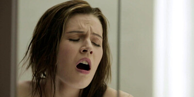 Smiling babe masturbates in the bathroom in HD solo video