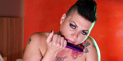 Lusty Jezebelle Bond at pussy scene