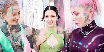 Tattooed girl smut with delightful Anuskatzz and Morea Black from LatexPlaytime