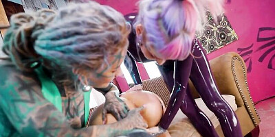 Tattooed girl smut with delightful Anuskatzz and Morea Black from LatexPlaytime