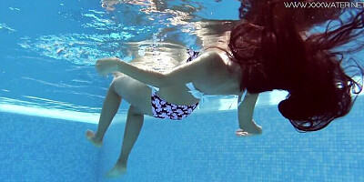 Underwater Show featuring Andreina Deluxe's latina smut