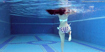 Underwater Show featuring Andreina Deluxe's latina smut