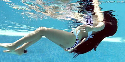 Underwater Show featuring Andreina Deluxe's latina smut