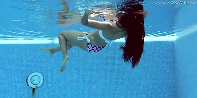 Underwater Show featuring Andreina Deluxe's latina smut