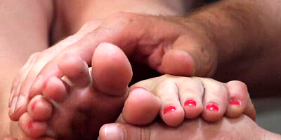 Insatiable Kiki Daire foot fetish