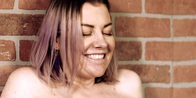 Girl makes curvaceous angel lie on the floor and licks her