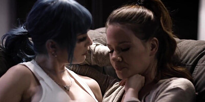 PAWG Jewelz Blu kissing the rich landlady Serene Siren