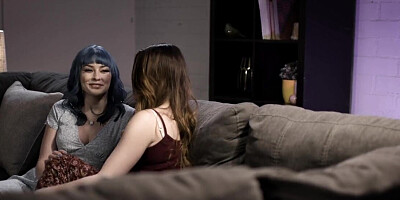 PAWG Jewelz Blu kissing the rich landlady Serene Siren