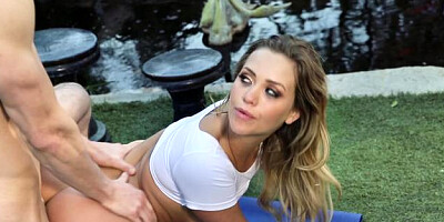 Mia Malkova is so bubble butt coach