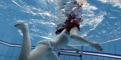 Underwater Show featuring kitten's solo female action