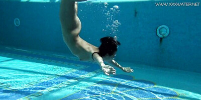 Jessica Lincoln's swimming pool video by Underwater Show