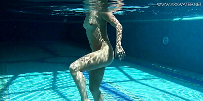 Jessica Lincoln's swimming pool video by Underwater Show