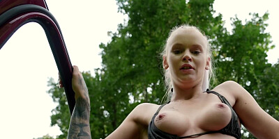 Ariela Donovan is fucking with her boyfriend outside