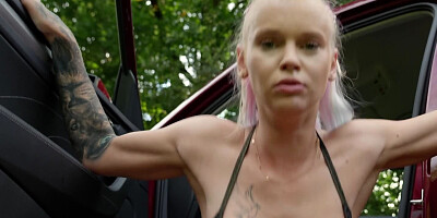 Ariela Donovan is fucking with her boyfriend outside