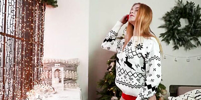 Stunning redhead hottie Katherine Fox is touching her hungry crack