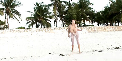 Outdoor solo masturbation with a big-boobed Gianna Rossi