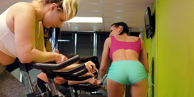Sneaky Sex: American Rachel Starr sneak fingering at the gym