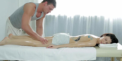 A tight body is getting taken care off on the massage table