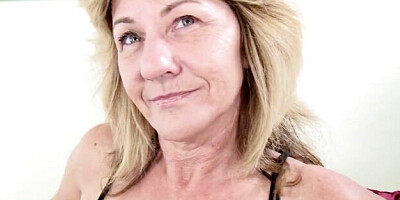 Stunning bimbo - sucking bbc movie - Mature NL