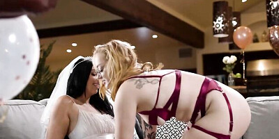 Girls Way featuring Holly Day and Emma Magnolia's kissing sex