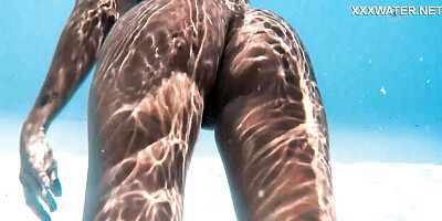 Juicy body action with sensuous bimbo from Underwater Show