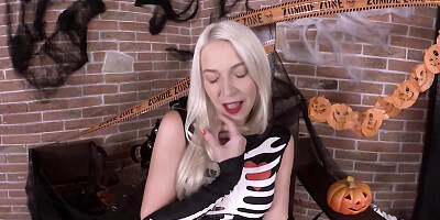 Pussy of Karol Lilien fingered by owner on the Halloween night